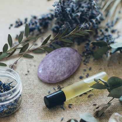 🟣 Zenlithe – Le galet apaisant en lépidolite – Kalmstone