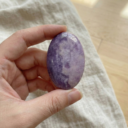 🟣 Zenlithe – Le galet apaisant en lépidolite – Kalmstone