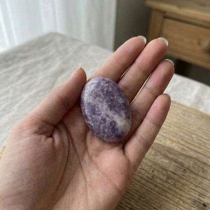 🟣 Zenlithe – Le galet apaisant en lépidolite – Kalmstone