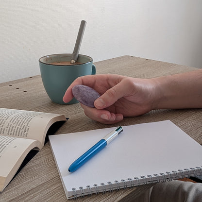 🟣 Zenlithe – Le galet apaisant en lépidolite – Kalmstone