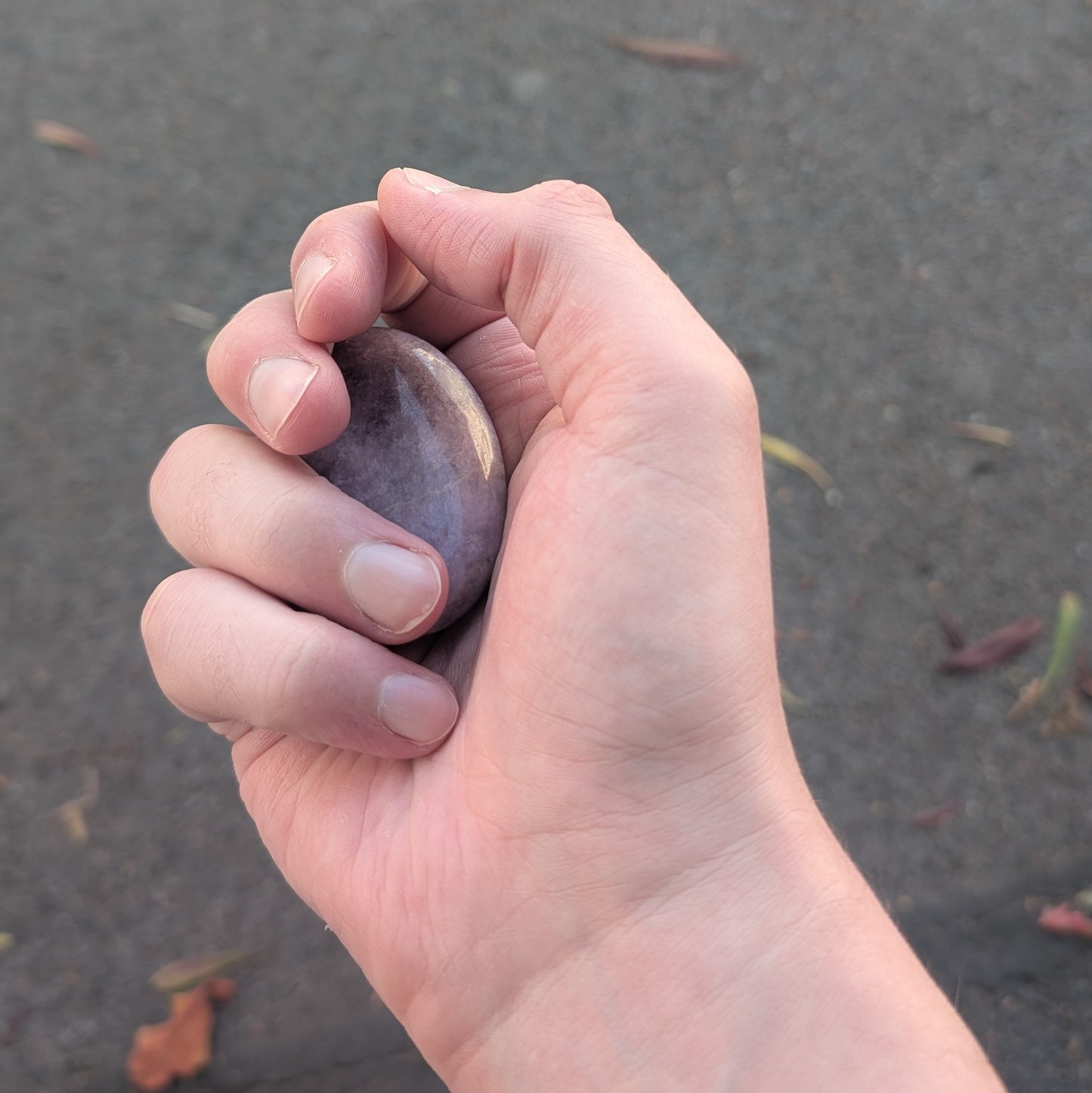 🟣 Zenlithe – Le galet apaisant en lépidolite – Kalmstone