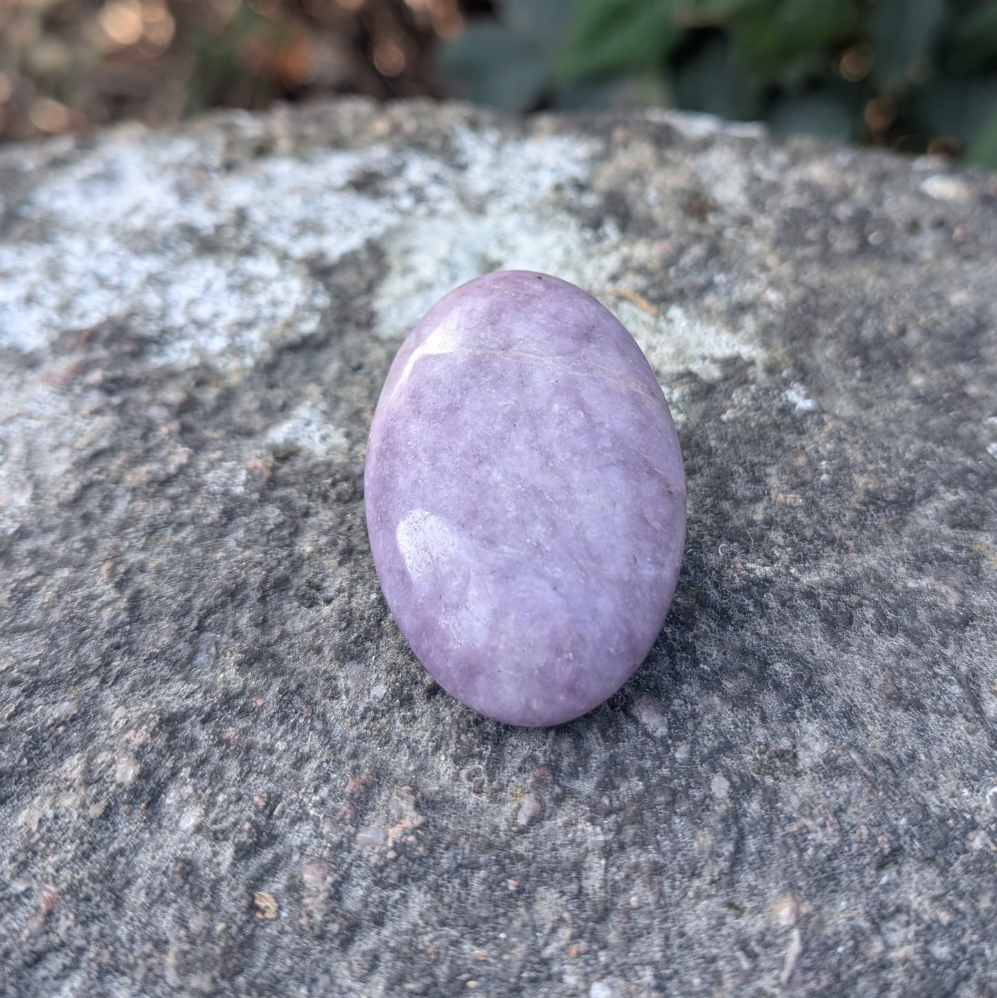 🟣 Zenlithe – Le galet apaisant en lépidolite – Kalmstone