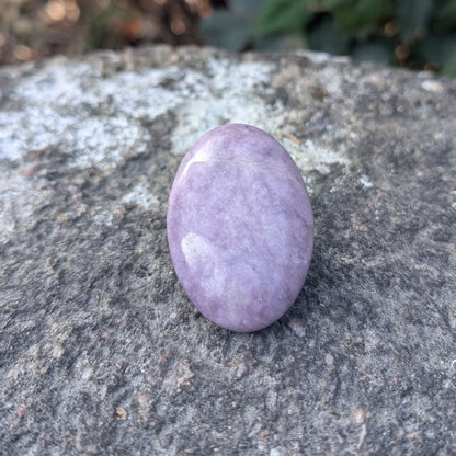 🟣 Zenlithe – Le galet apaisant en lépidolite – Kalmstone