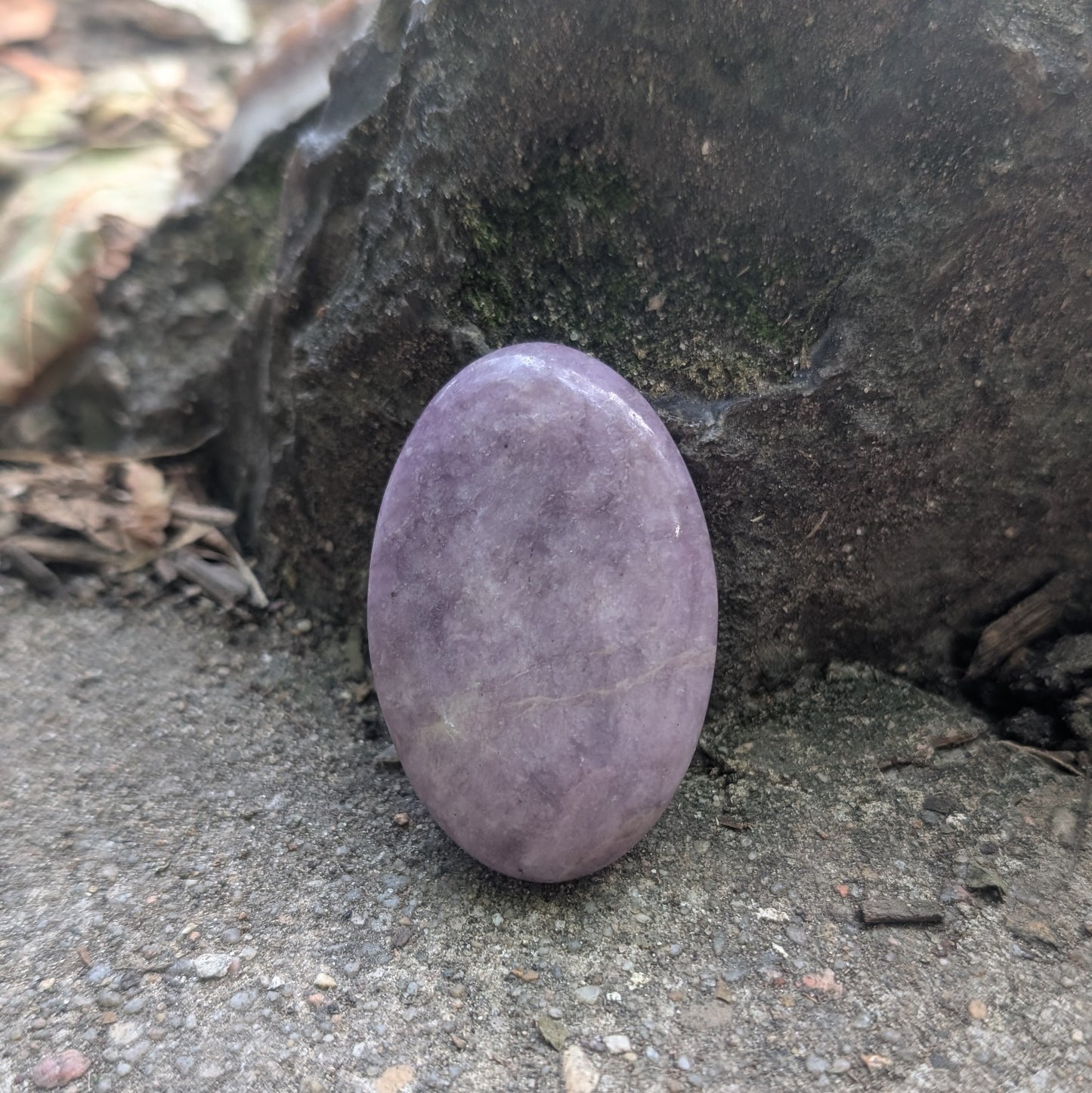🟣 Zenlithe – Le galet apaisant en lépidolite – Kalmstone
