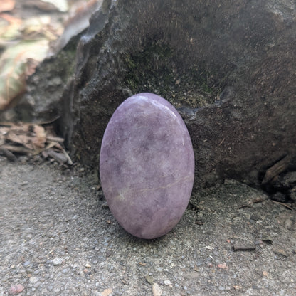🟣 Zenlithe – Le galet apaisant en lépidolite – Kalmstone