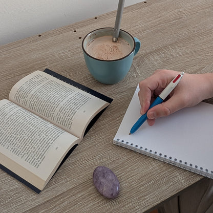 🟣 Zenlithe – Le galet apaisant en lépidolite – Kalmstone