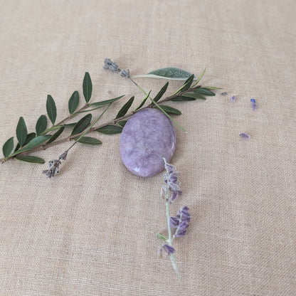 🟣 Zenlithe – Le galet apaisant en lépidolite – Kalmstone