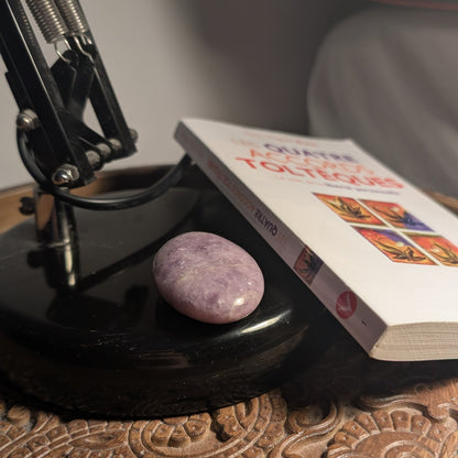 🟣 Zenlithe – Le galet apaisant en lépidolite – Kalmstone
